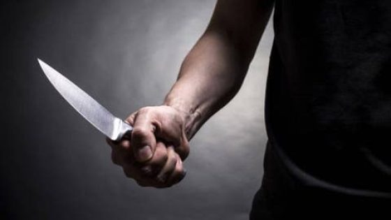 ايموزار…مختل عقليا يطعن موظف شرطة